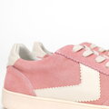 Zamszowe sneakersy z kontrastowymi wstawkami z ekoskóry różowe 100-D-351-P