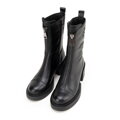 Damskie botki skórzane z monogramem czarne 99-D-500-1