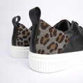 Damskie sneakersy skórzane z wzorem w cętki czarne 95-D-952-1