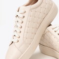 Damskie sneakersy skórzane z pikowaną cholewką kremowe 99-D-508-0