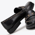 Damskie loafersy skórzane z ozdobnymi nitami czarne 99-D-959-1
