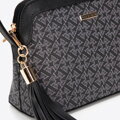 Dámska crossbody z ekokože s monogramom čierna 99-4Y-506-1