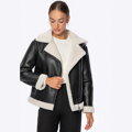 Damska kurtka oversize z imitacji skóry licowej czarna 101-9W-907-1