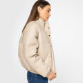 Damska kurtka typu puffer z ekoskóry jasny beż 95-9D-100-9