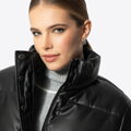 Damska kurtka typu puffer z ekoskóry czarna 95-9D-100-1