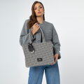 Dámska žakárová shopper kabelka so strapcom, čierna a biela 99-4E-501-X3