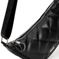 Dámska crossbody kabelka s geometrickým prešívaním čierna a strieborná 100-4Y-422-1S
