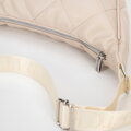 Dámska crossbody kabelka s geometrickým prešívaním krémová a strieborná 100-4Y-422-9S