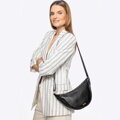 Dámska crossbody kabelka so širokým popruhom čierna 100-4Y-421-1
