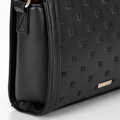 Dámska crossbody kabelka s reliéfnym monogramom, čierna 99-4Y-231-1