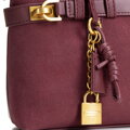 Damska torebka kuferek z łączonych faktur z ozdobną zawieszką bordowa 104-4Y-507-3