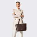 Damska torebka shopper ze skóry naturalnej z długimi rączkami ciemny brąz 103-4E-629-4