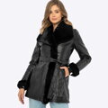 Damski płaszcz z futerkiem i paskiem czarny 99-9P-109-1