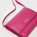Damski portfelik crossbody ze skóry różowy 26-2-110-F