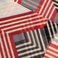 Damski szal w geometryczny motyw czarno - czerwony 100-7D-012-X1