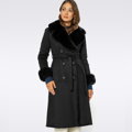 Damski płaszcz dwurzędowy z futrzanym kołnierzem czarny 99-9W-005-1
