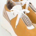 Damskie sneakersy skórzane z błyszczącymi wstawkami koniak 95-D-653-Y