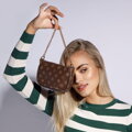 Dámska mini kabelka z kože s monogramom na retiazke hnedá 34-3-002-4B