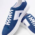 Męskie sneakersy z kontrastową podeszwą granatowe 99-M-712-N
