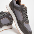 Męskie sneakersy ze skóry ekologicznej ze wstawkami szaro-brązowe 98-M-700-8