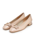 Skórzane lakierowane czółenka na niskim obcasie beżowe 102-D-103-0
