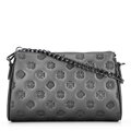 Kožená crossbody kabelka s razbou strieborná 99-4E-307-S