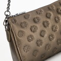 Kožená crossbody kabelka s razbou zlatá 99-4E-307-G
