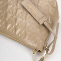 Dámska crossbody kabelka z kože s prešívaním béžová 99-4E-635-9