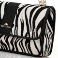 Dámska Žakárová crossbody kabelka na retiazke, krémová a čierna 99-4E-502-X12