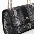 Dámska crossbody žakár na retiazke, čierna a sivá 99-4E-502-X8