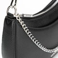 Dámska kožená čierna kabelka s retiazkou