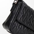 Damska torebka crossbody z przeszyciami czarna 99-4Y-623-1