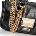 Mini crossbody kabelka z lesklej ekokože čierna 100-4Y-216-1