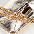 Mini crossbody kabelka z lesklej ekokoža zlatá 100-4Y-216-G