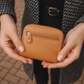 Väčšia béžová kožená dvojzipsová kľúčenka 619-8104-82