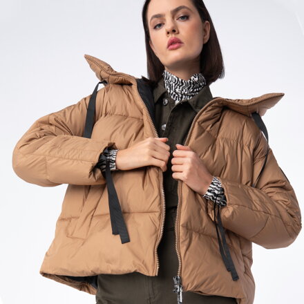 Damska kurtka oversize pikowana ze ściągaczami na rękawach jasny brąz 97-9D-401-G