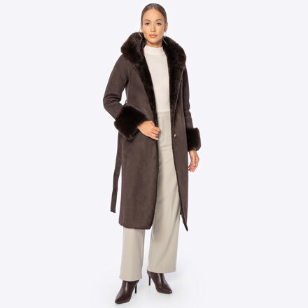 Płaszcz damski z kołnierzem i mankietami ze sztucznego futra brązowy 101-9W-002-4