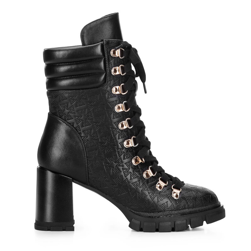 Botki ze skóry tłoczonej w monogram na słupku czarne 97-D-521-1