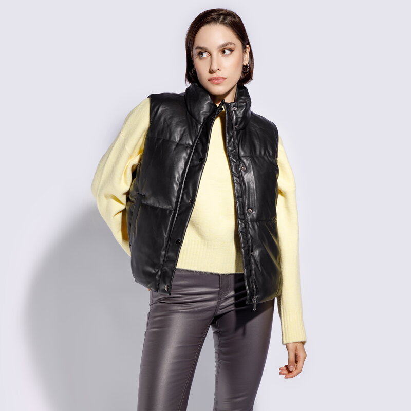 Damska kamizelka pikowana z ekoskóry czarna 95-9D-101-1