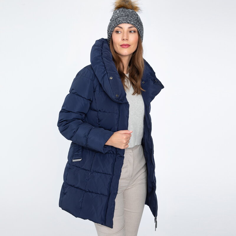 Damska kurtka puchowa z paskiem i wysokim kołnierzem granatowa 97-9D-400-N