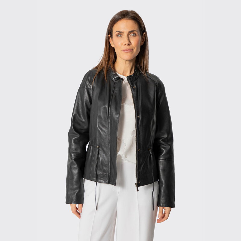 Dámska čierna kožená bunda s opaskom v páse 100-09-402-1