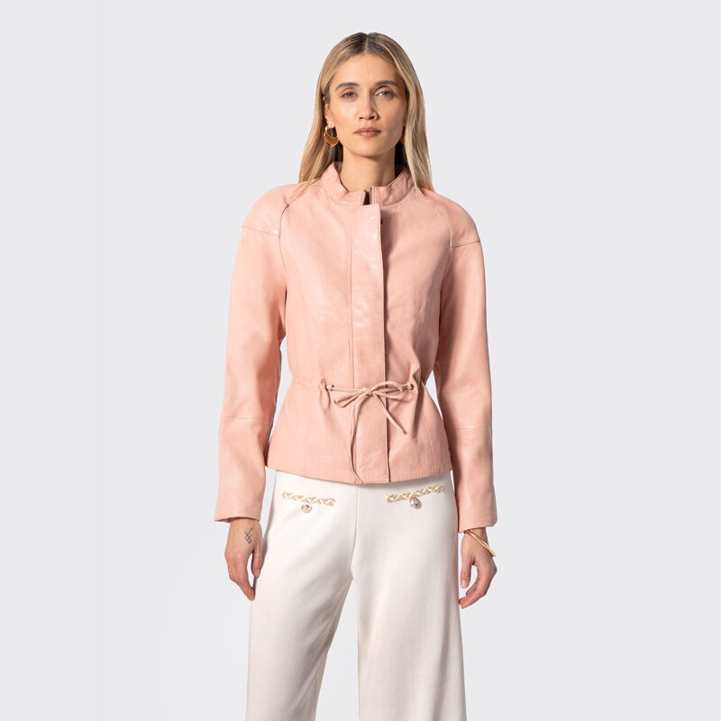 Damska kurtka skórzana z paskiem w talii różowa 100-09-402-P
