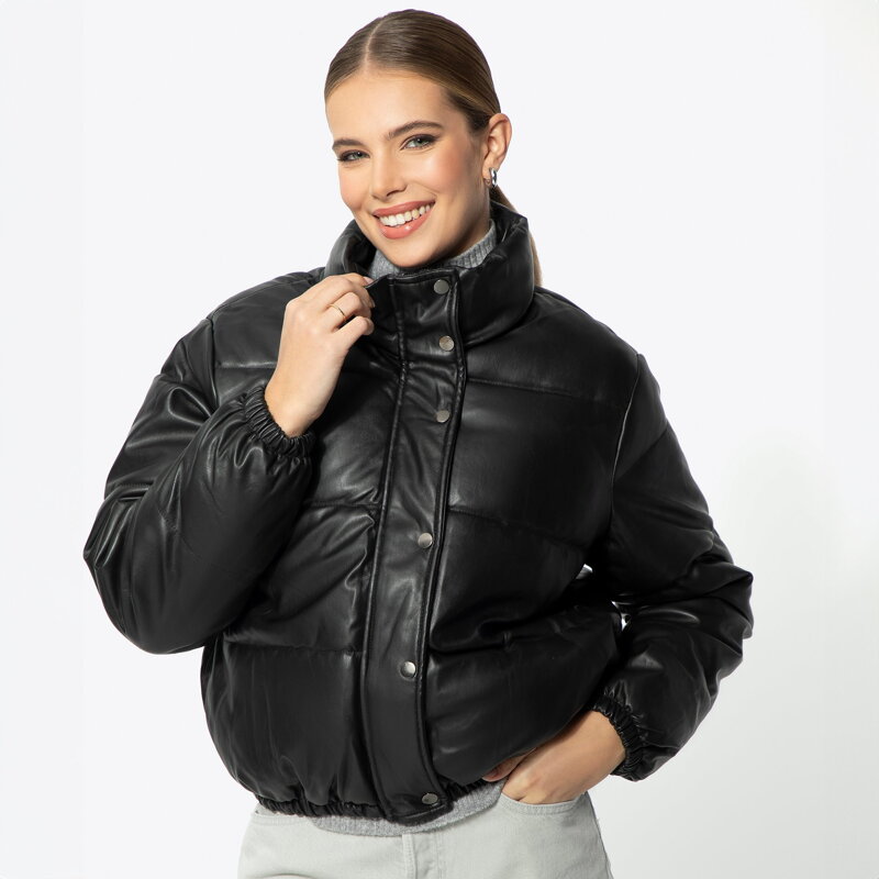 Damska kurtka typu puffer z ekoskóry czarna 95-9D-100-1 Damska kurtka typu puffer z ekoskóry czarna 95-9D-100-1