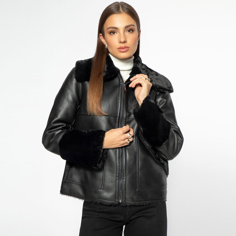 Damska kurtka z ekoskóry podszyta sztucznym futerkiem czarna 97-9W-001-1