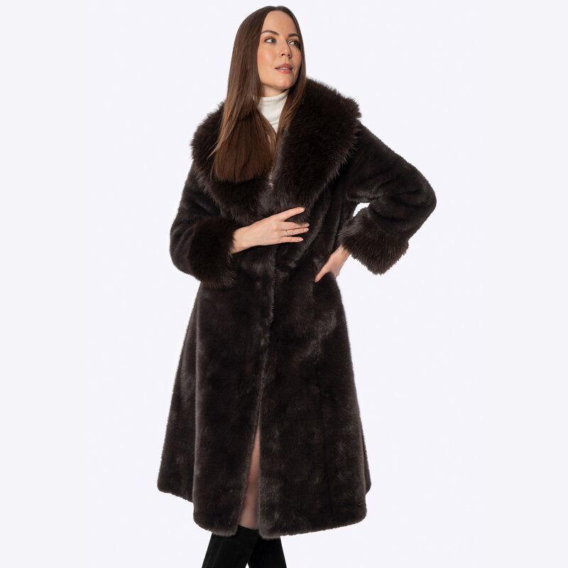 Damski płaszcz oversize ze sztucznego futra brązowy 101-9W-200-4