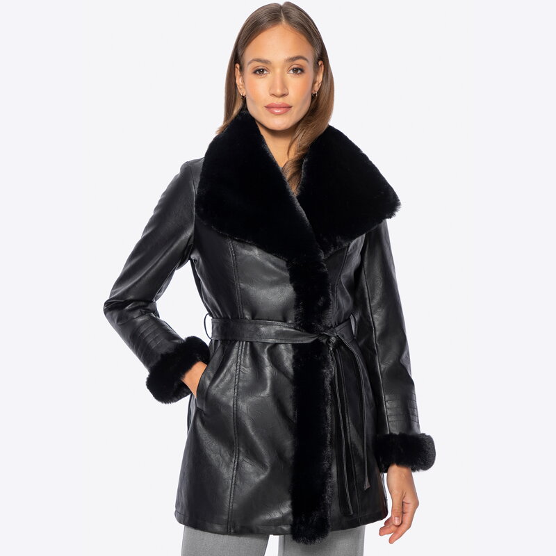 Damski płaszcz z ekoskóry z futerkowymi detalami czarny 101-9P-102-1