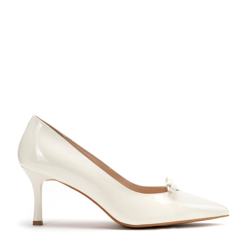 Damskie czółenka ze skóry lakierowanej z noskiem w szpic beżowe 100-D-506-9