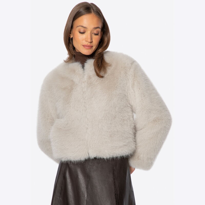 Krótka kurtka damska ze sztucznego futra kremowa 101-9W-505-0