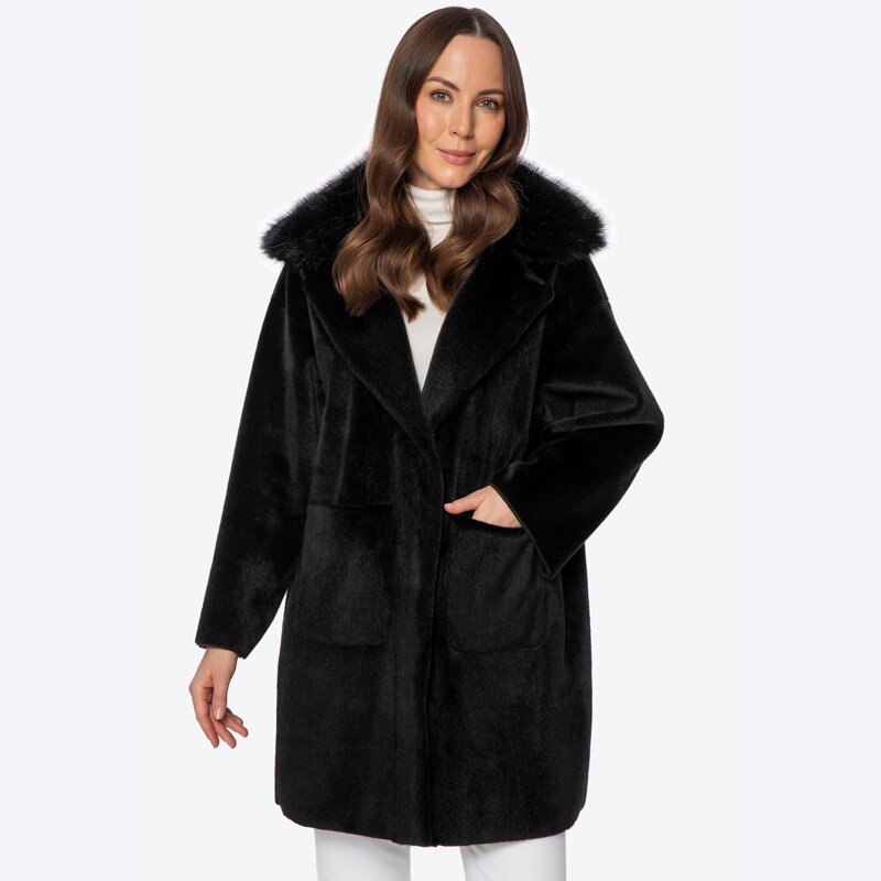 Krótki płaszcz oversize ze sztucznego futra czarny 101-9W-201-1