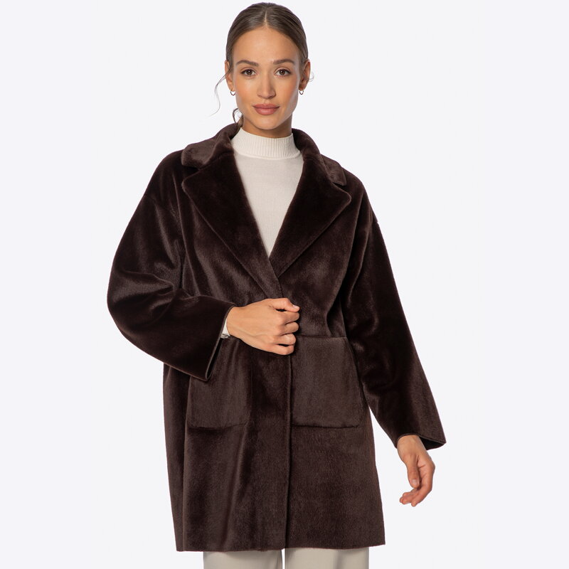 Krótki płaszcz oversize ze sztucznego futra brązowy 101-9W-201-4